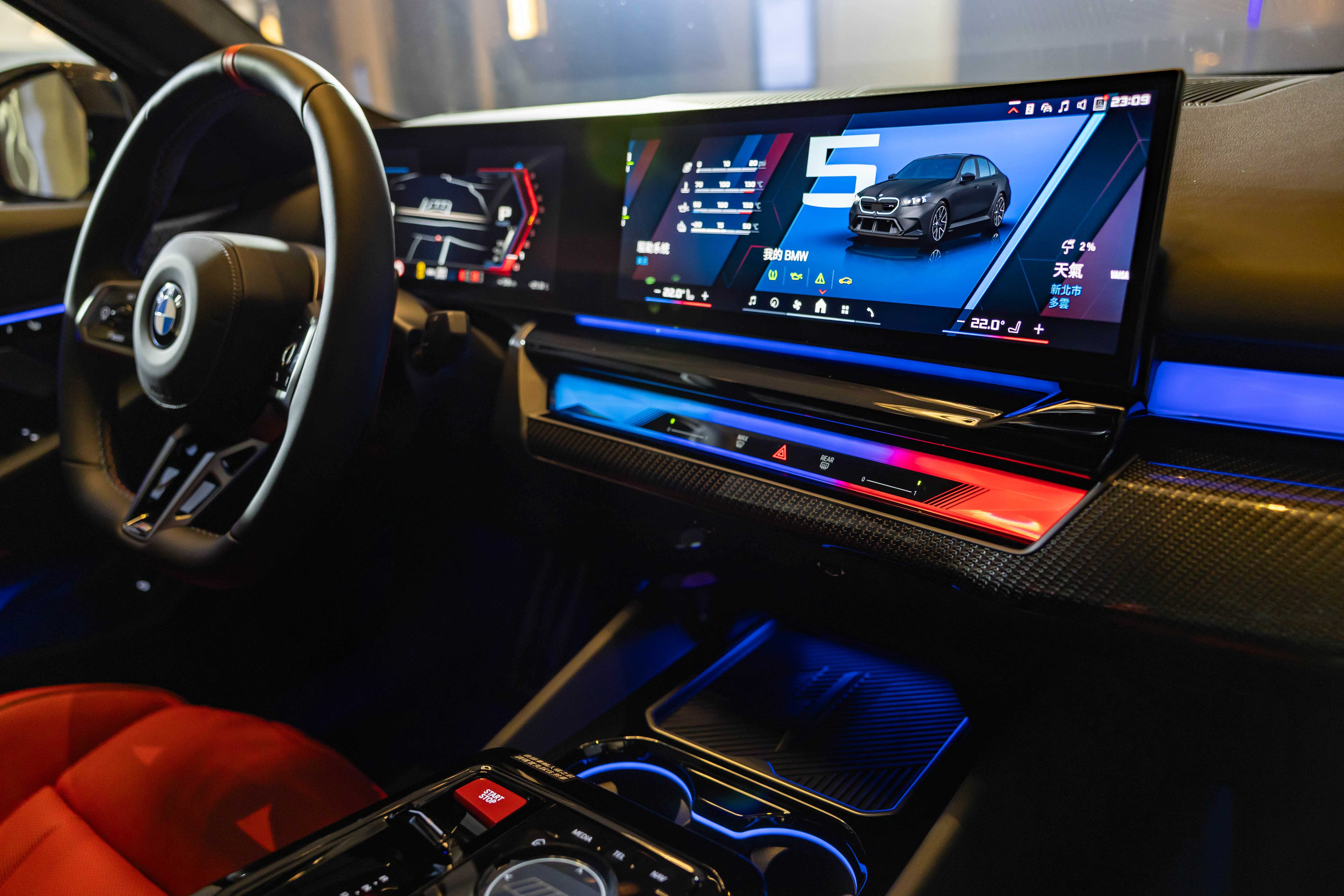 [新聞照片八]全新世代BMW M5與M5 Touring標準配備M專業賽道駕駛系統，讓駕駛者在每一段彎道與直線加速中，都能精準掌控、釋放潛能。